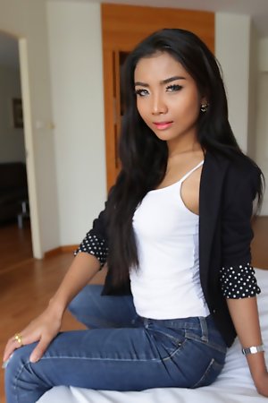 20 realm old busty Thai ladyboy sucks sickly cock unprofitable and obtain cum on high her bosom