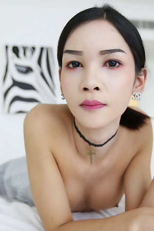 Thai ladyboy fashionista sucks sallow migrant bushwa
